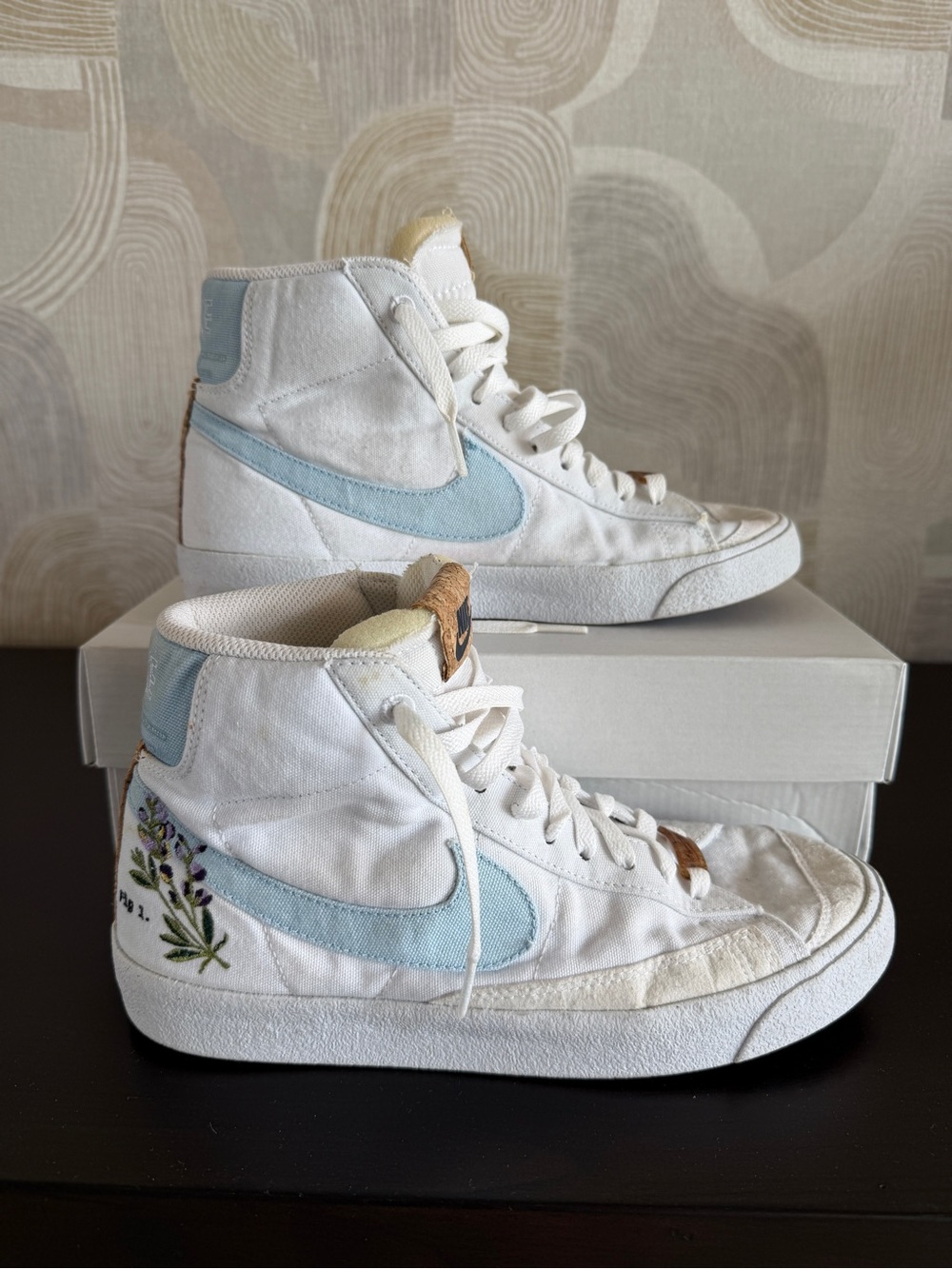 High-Top Sneakers w/ Floral Embroidery Nike Blazer Indigo Mid ‘77 Canvas